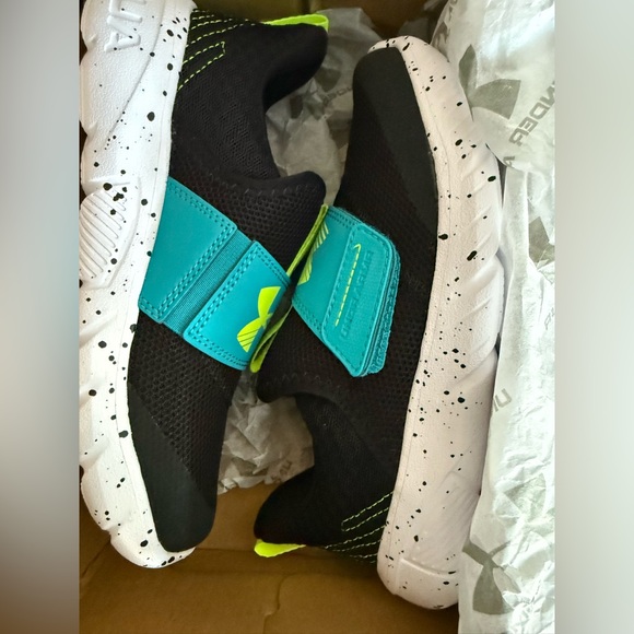 Under Armour NEW size 2 youth - Picture 2 of 4